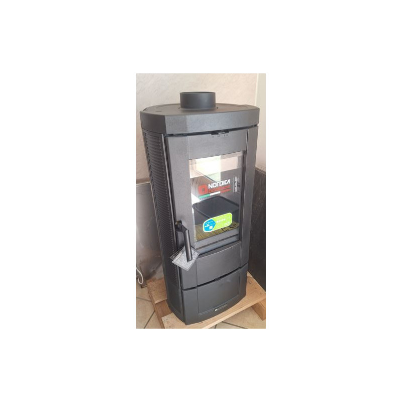 Candy 4.0 Stufa a Legna 6,2 Kw In Ghisa La Nordica Extraflame  4 stelle  offerta esposizione