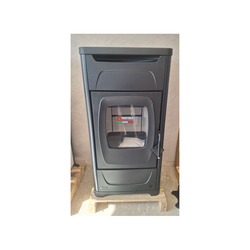 Stufa a Legna Larissa Nera 9,3 Kw La Nordica Extraflame offerta esposizione chiedi il prezzo scontato
