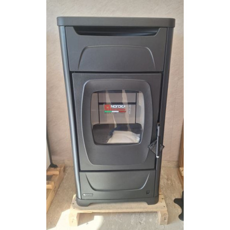 Stufa a Legna Larissa Nera 9,3 Kw La Nordica Extraflame offerta esposizione chiedi il prezzo scontato